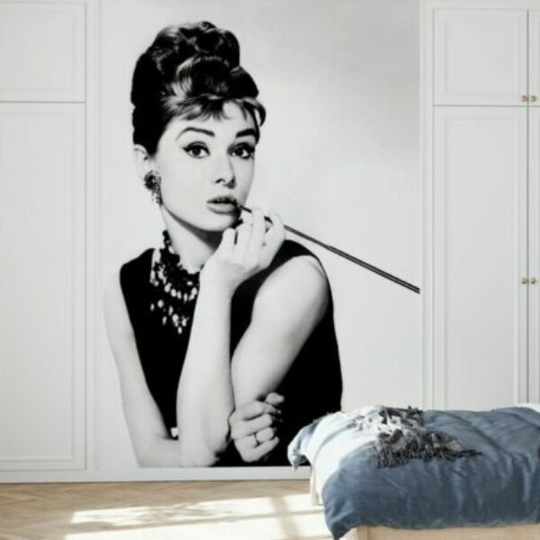 Audrey Hepburn in Breakfast at Tiffanysaz Mural